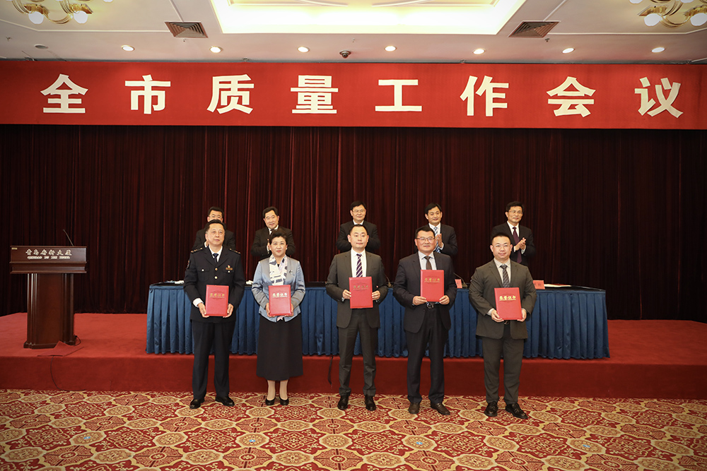 2海大生物集團創(chuàng)始人、董事長單俊偉（右二）上臺領(lǐng)獎.jpg